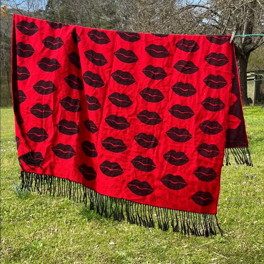 Victoria's Secret Lip Print Knit Fringe Throw Blanket Scarf Kiss Print
